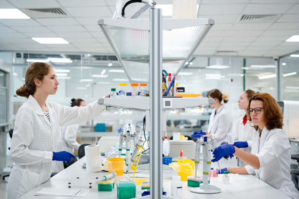 13. Ученые в лабораторном комплексе НТУ Сириус SIRIUS-250951.jpg